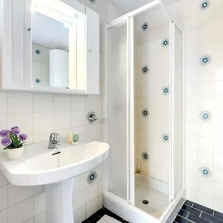 Sleeps 6 Air Con Wifi